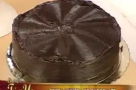 Prepara una riquísima torta húmeda de chocolate