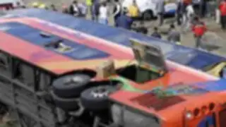 Bus interprovincial repleto de pasajeros cae a río en Piura