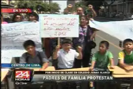 Padres de familia protestan por suspensión de clases en colegio Juana Alarco
