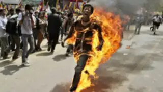India: hombre tibetano protesta prendiéndose fuego