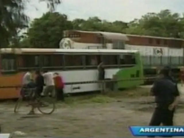 Argentina: choque entre movilidad escolar y tren deja 11 heridos