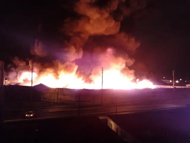 Incendio de grandes proporciones consume almacén del Minedu en Breña
