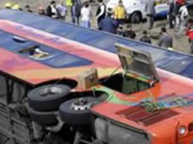 Bus interprovincial repleto de pasajeros cae a río en Piura
