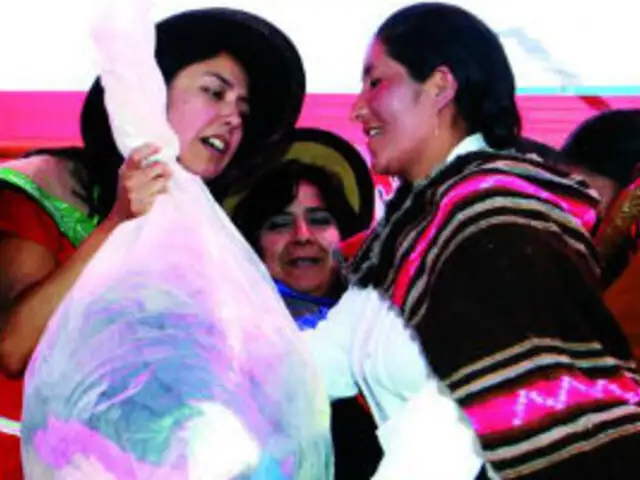 Arequipa: Nadine Heredia entrega donaciones a pueblos azotados por huaycos