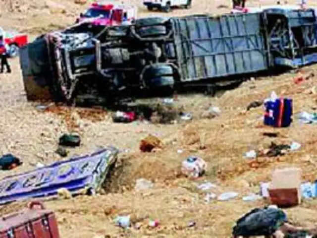 Junín: tres muertos y 26 heridos deja caída de bus a precipicio