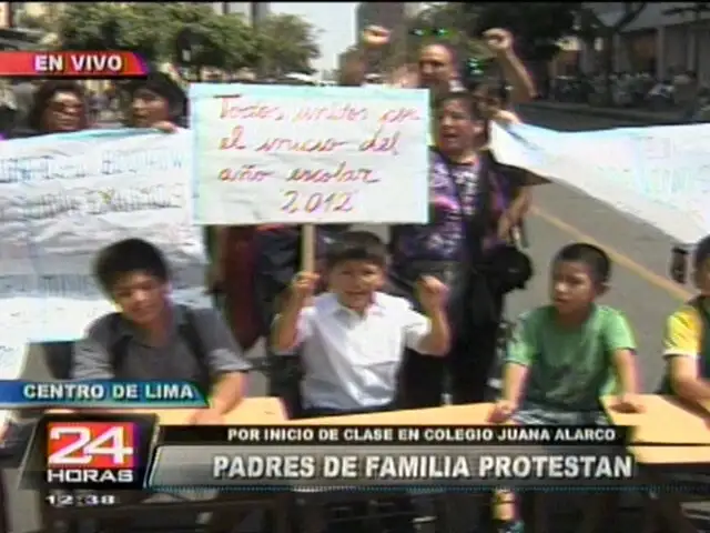Padres de familia protestan por suspensión de clases en colegio Juana Alarco