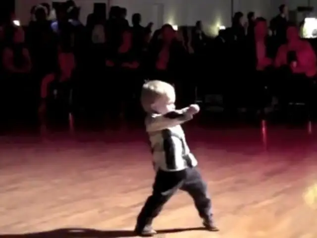 Niño de 2 años causa sensación bailando al estilo de Elvis Presley 
