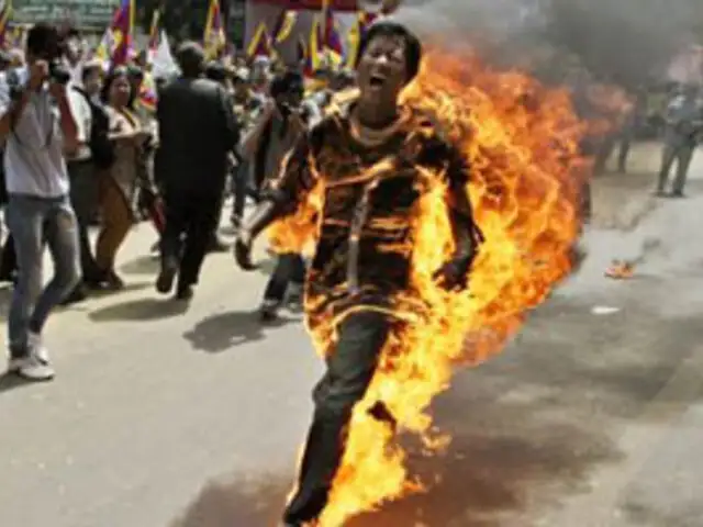 India: hombre tibetano protesta prendiéndose fuego