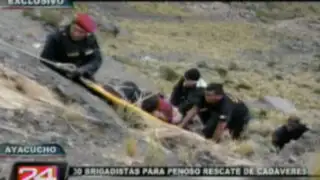 Ayacucho: rescatan los cuerpos de familia cuyo auto cayó a abismo