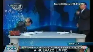 Grecia: lanzan huevos a conductor de televisión en plena entrevista