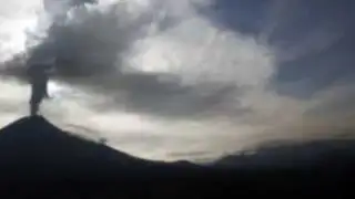 Emanan cenizas de volcán ecuatoriano