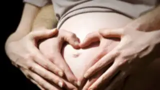 Cambio de posición durante el parto reduce el daño perineal