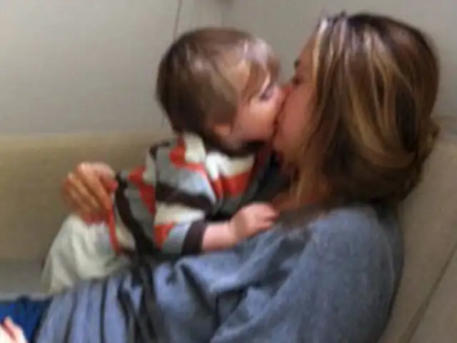 Alicia Silverstone desata polémica al dar de comer a su hijo 'boca a boca'