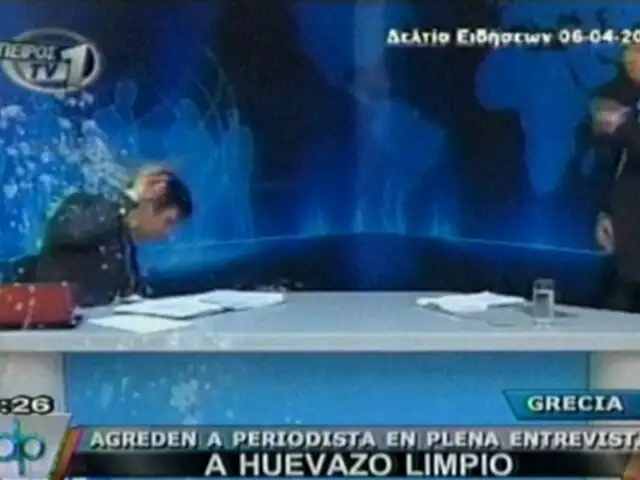 Grecia: lanzan huevos a conductor de televisión en plena entrevista
