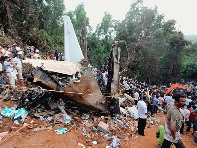 Nigeria: avión se estrella contra edificio y deja al menos 150 muertos