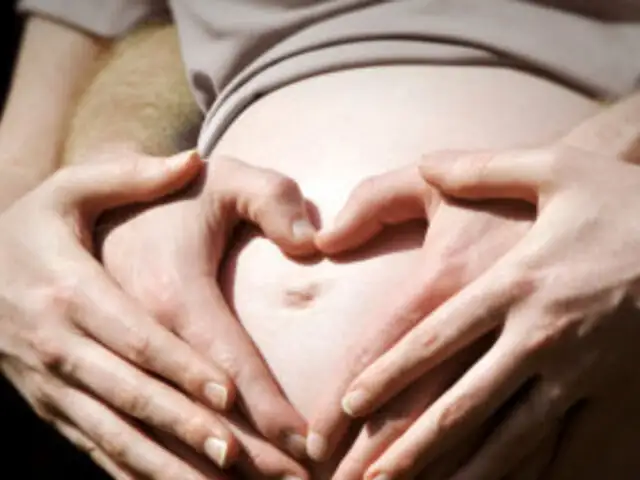 Cambio de posición durante el parto reduce el daño perineal