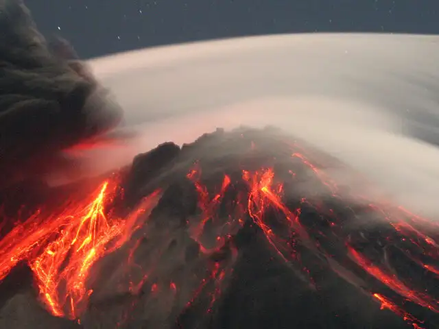 Explosión del volcán ecuatoriano Tungurahua provoca caída de cascajo 