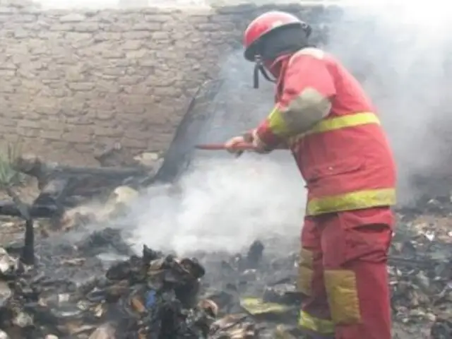 Bomberos controlan incendio en depósito de Ate