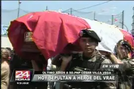 Despiden féretro del suboficial PNP César Vilca en su barrio de SMP