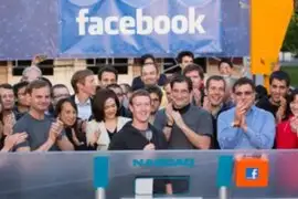 Facebook ingresa a bolsa y Zuckerberg hace sonar campana de Wall Street