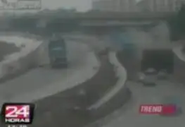 Camión cae de un puente en Azerbaiyán y en Singapur un Ferrari embiste a un taxi