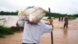 Damnificados por desborde de río Aucayacu reciben apoyo de las autoridades