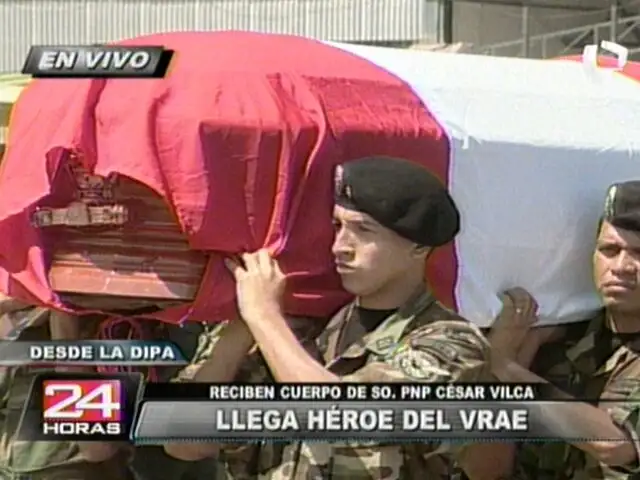 Reciben con honores féretro del efectivo PNP César Vilca Vega