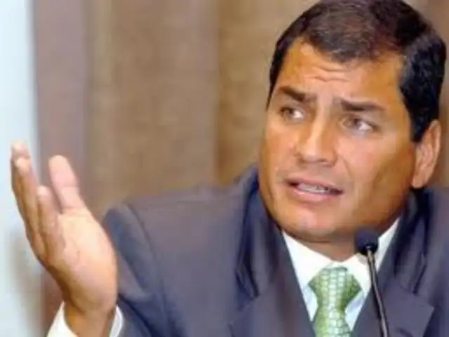 Correa acusa de “entreguistas” a periodistas de su país y narcoguerra enluta México