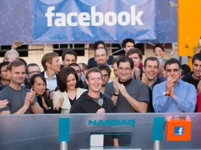 Facebook ingresa a bolsa y Zuckerberg hace sonar campana de Wall Street
