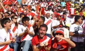 Hinchas peruanos festejan por adelantado triunfo sobre Argentina