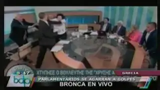 Diputado golpea a dos parlamentarias durante una entrevista en vivo