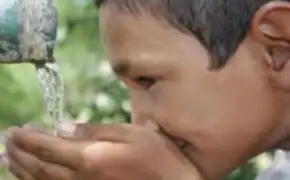 Beber dos litros de agua diaria sería un “mito”