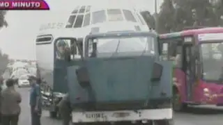 Cabina de avión de la FAP cae de trailer en la Panamericana Sur