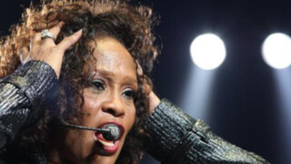 Madre de Whitney Houston escribirá biografía de la cantante