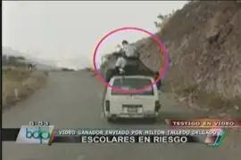 Foto denuncia: Escolares viajan encima de una combi en Cajamarca