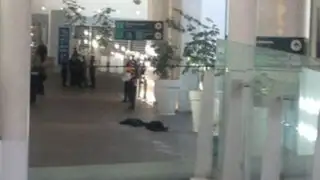 Balacera en aeropuerto de la capital mexicana deja dos policías muertos