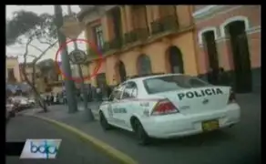 Foto denuncia: unidad  de la policía invade vereda en el Centro de Lima