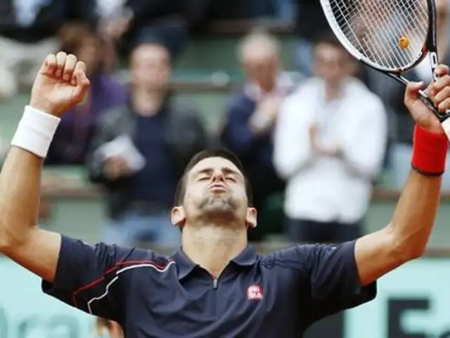 Djokovic sufre en Roland Garros