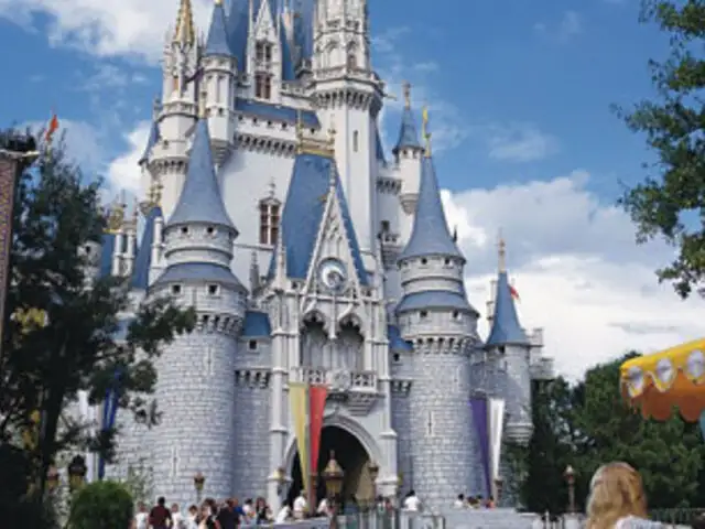 Disney prohíbe publicidad de comida chatarra en sus empresas