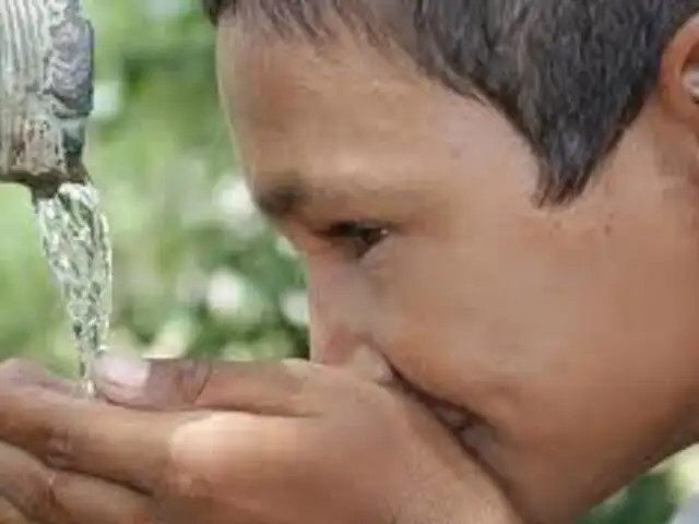 Beber dos litros de agua diaria sería un “mito”