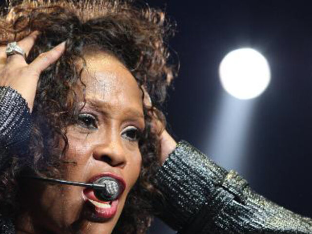 Madre de Whitney Houston escribirá biografía de la cantante