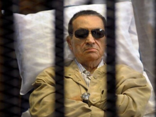 Hosni Mubarak está con vida pero conectado a respirador, indican