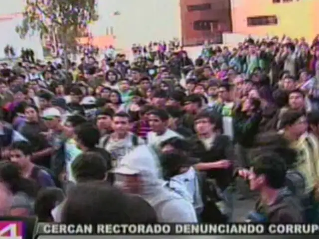 Estudiantes sanmarquinos cercan rectorado denunciando corrupción