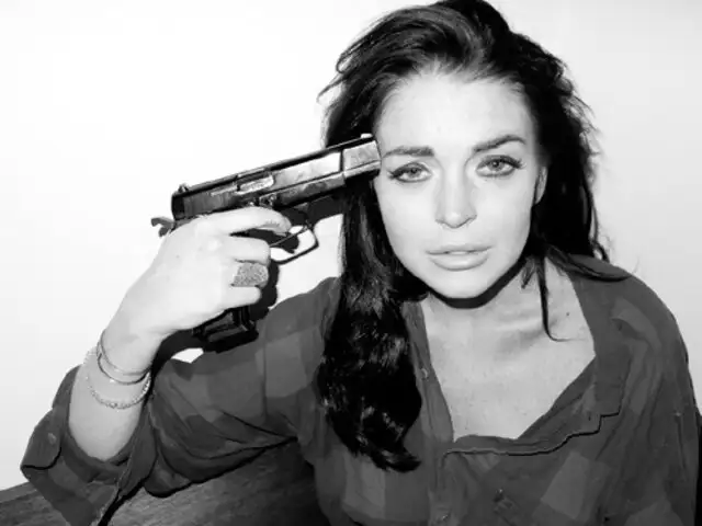 Publican fotos de Lindsay Lohan apuntándose con arma de fuego