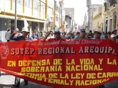 Cientos de docentes del Sutep bloquearon carreteras en el sur del país