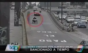 Irresponsable hombre viaja a bordo de su mototriciclo en la Vía Expresa