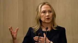 Con tomates y gritos despidieron a Hillary Clinton en Egipto