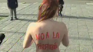 Autora brasileña se desnuda en protesta en el centro de Lima