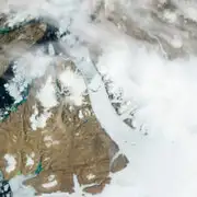 Se desprende témpano de hielo del doble de Manhattan en Groenlandia