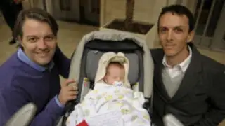 Argentina: pareja gay inscribe directamente a bebé como su hijo